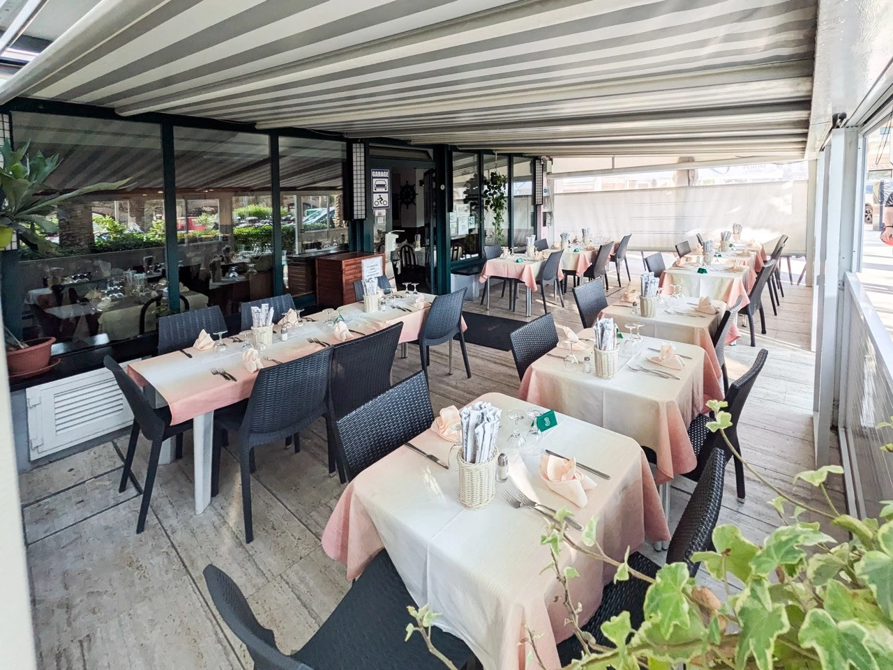 Dehor esterno del ristorante Gian Maria con tavoli allestiti per il pranzo a pochi passi dal lungomare di Moneglia