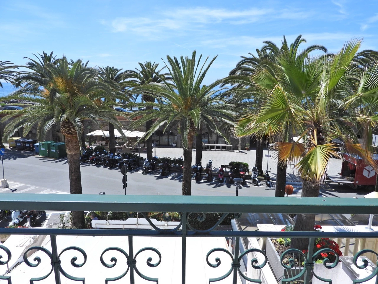 Vista dal balcone dell'Albergo Gian Maria sulle palme del lungomare di Moneglia e il mare sullo sfondo